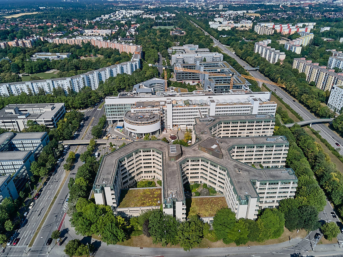 22.07.2022 - ehemaliges Alliant-Versicherungsgebäude und Wohnring in Neuperlach